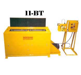 Vibratory tub with control console and hinged lid